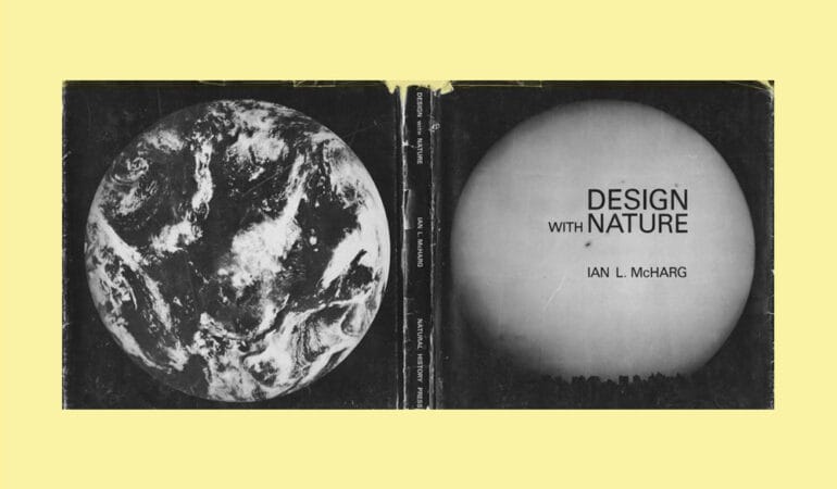 Portada completa en blanco y negro del libro Design with Nature de Ian L. McHarg. La cubierta posterior muestra el planeta Tierra desde el espacio sin tipo