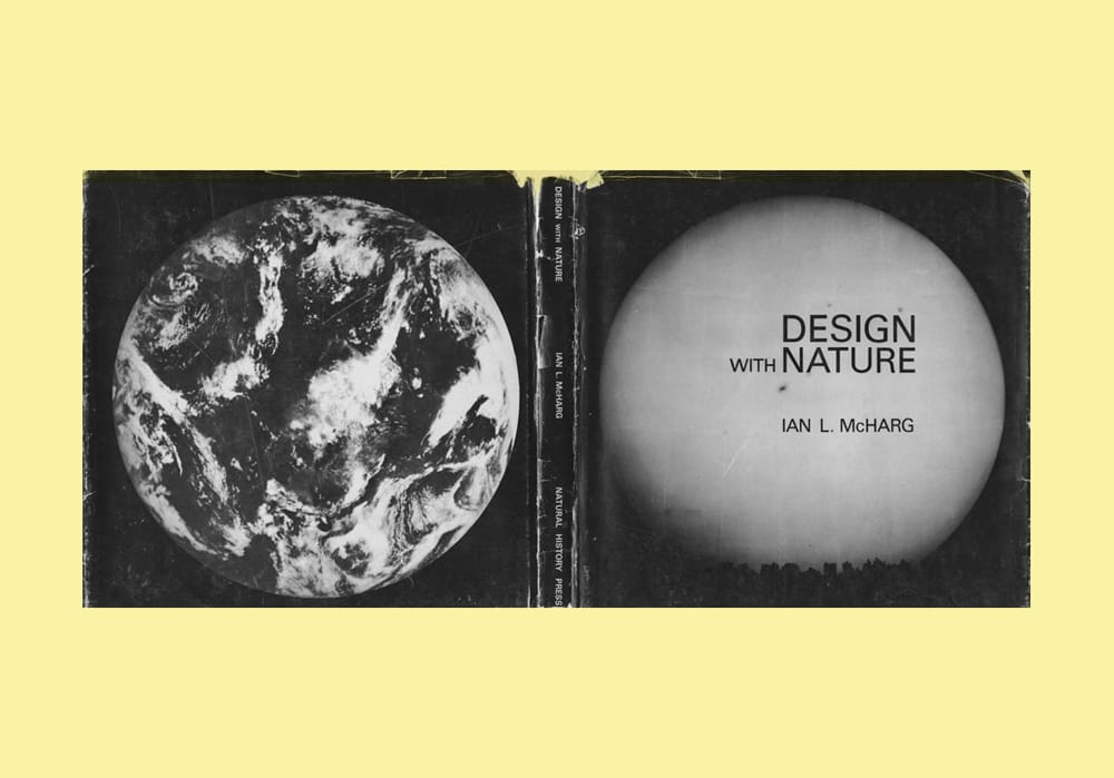 Portada completa en blanco y negro del libro Design with Nature de Ian L. McHarg. La cubierta posterior muestra el planeta Tierra desde el espacio sin tipo
