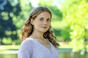 Headshot of Lily Robinson