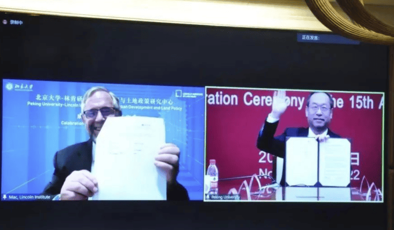 Lincoln Institute President and CEO George W. McCarthy and Peking University Vice President Jin Zhang celebrate the renewal of the collaborative agreement that established the Peking University-Lincoln Institute Center for Urban Development and Land Policy. Credit: Courtesy of PKU.
