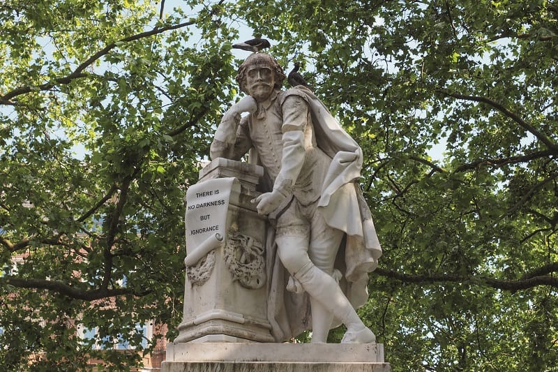 Statue of Shakespeare with backdrop of trees