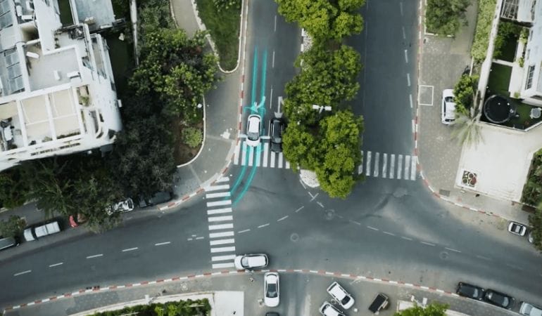 Vista aérea de coches y carreteras en Tel Aviv