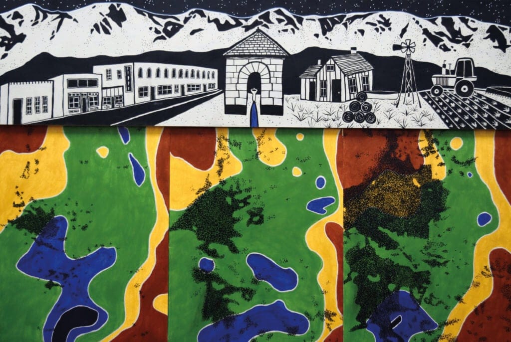 Esta pintura de Catterson está divida en dos partes. Por encima, en blanco y negro, se ve un puebo con edificios y una granja a su lado. A lo lejos, se ven montañas. En un edificio hay un grifo, por el cual sale agua azul. La parte inferior de la imagen muestra manchas rojas, amarillas, verdes y azules.