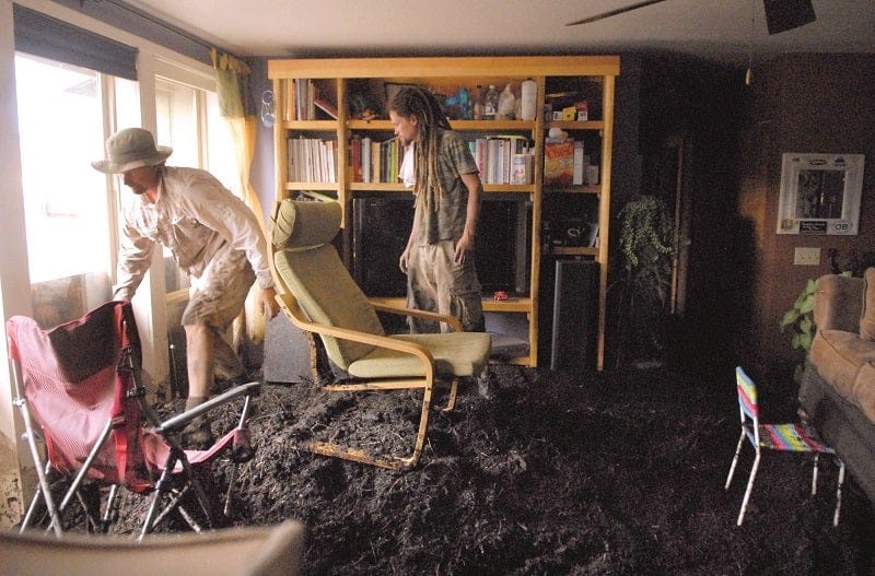 Flagstaff residents clean flooding debris