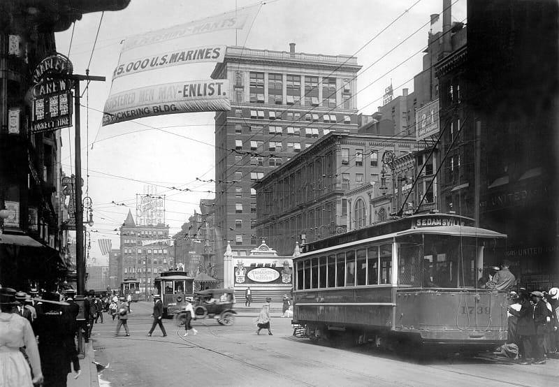A streetcar in Cincinnati during World War I